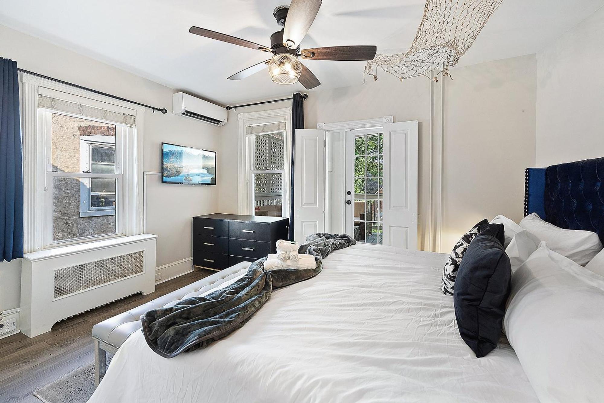 Aparthotel Main Line Manor 3br With King Beds & Patio & Backyard *