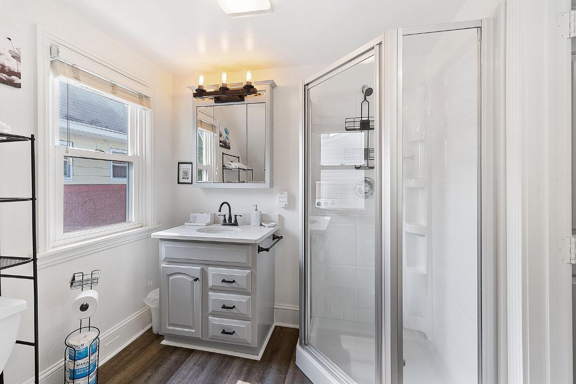 Aparthotel Main Line Manor 3br With King Beds & Patio & Backyard