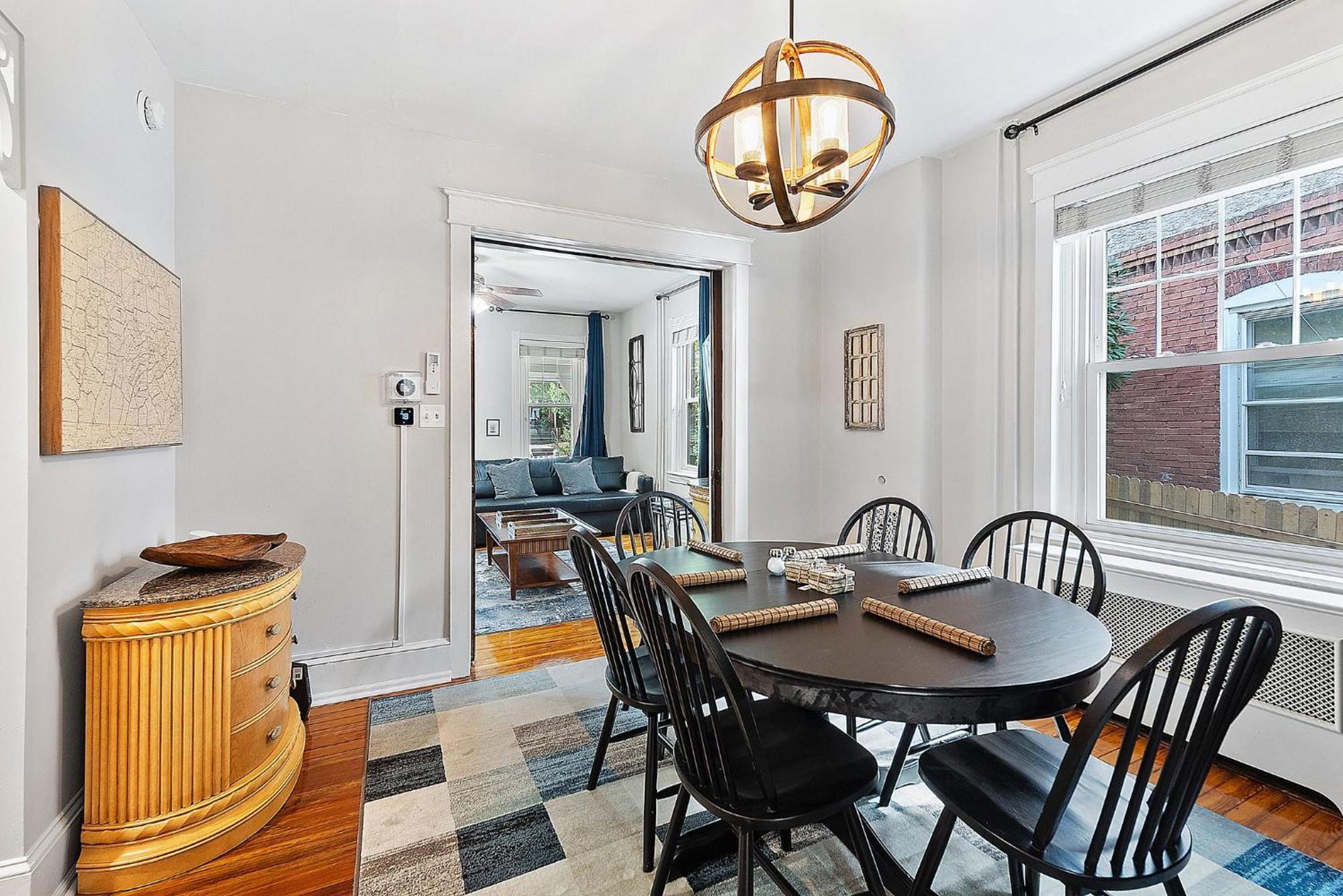 Aparthotel Main Line Manor 3br With King Beds & Patio & Backyard